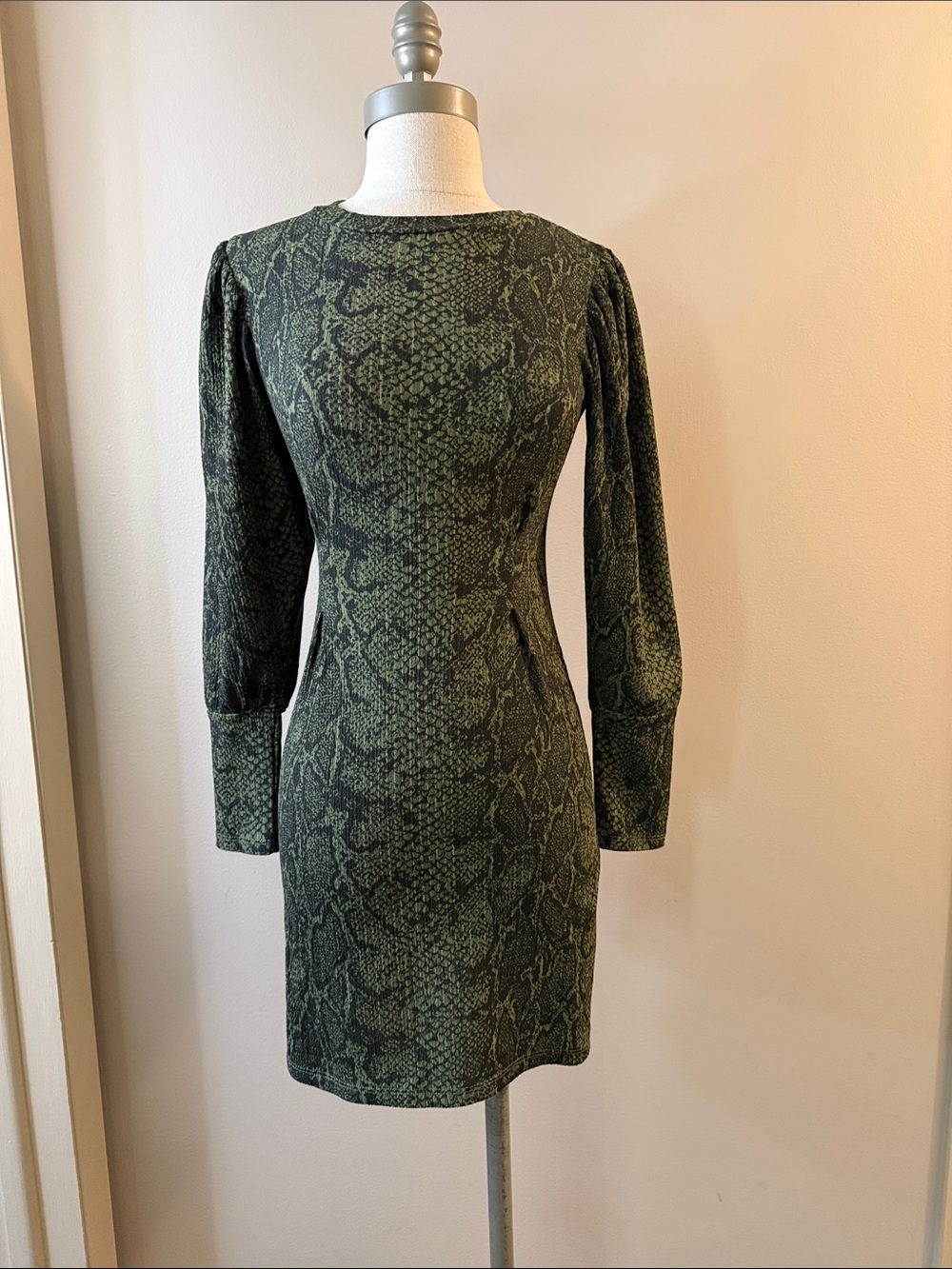 Top Shop Green Snake-Print Long-Sleeve Sheath Dress